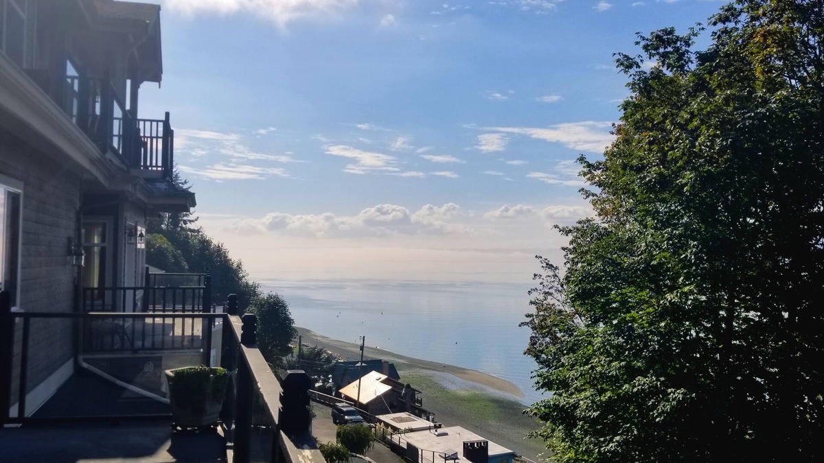 Tulalip House | Eagle Cove – Private Beachfront Retreat, Whale Watching, Hot Tub, Sleeps 20
