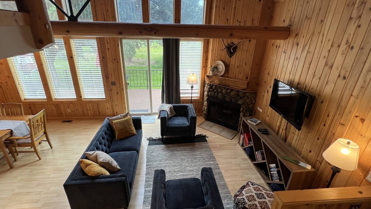 Redmond Ski Chalet | EAGLE CREST CHALET - ON GOLF COURSE WITH PRIVATE HOT TUB AND EV CHARGING!