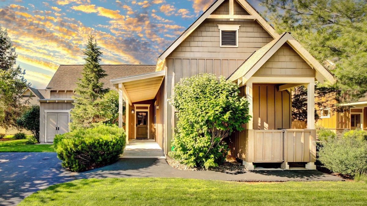 Redmond House | Eagle Crest Desert Sky Retreat - HOT TUB, Dogs OK