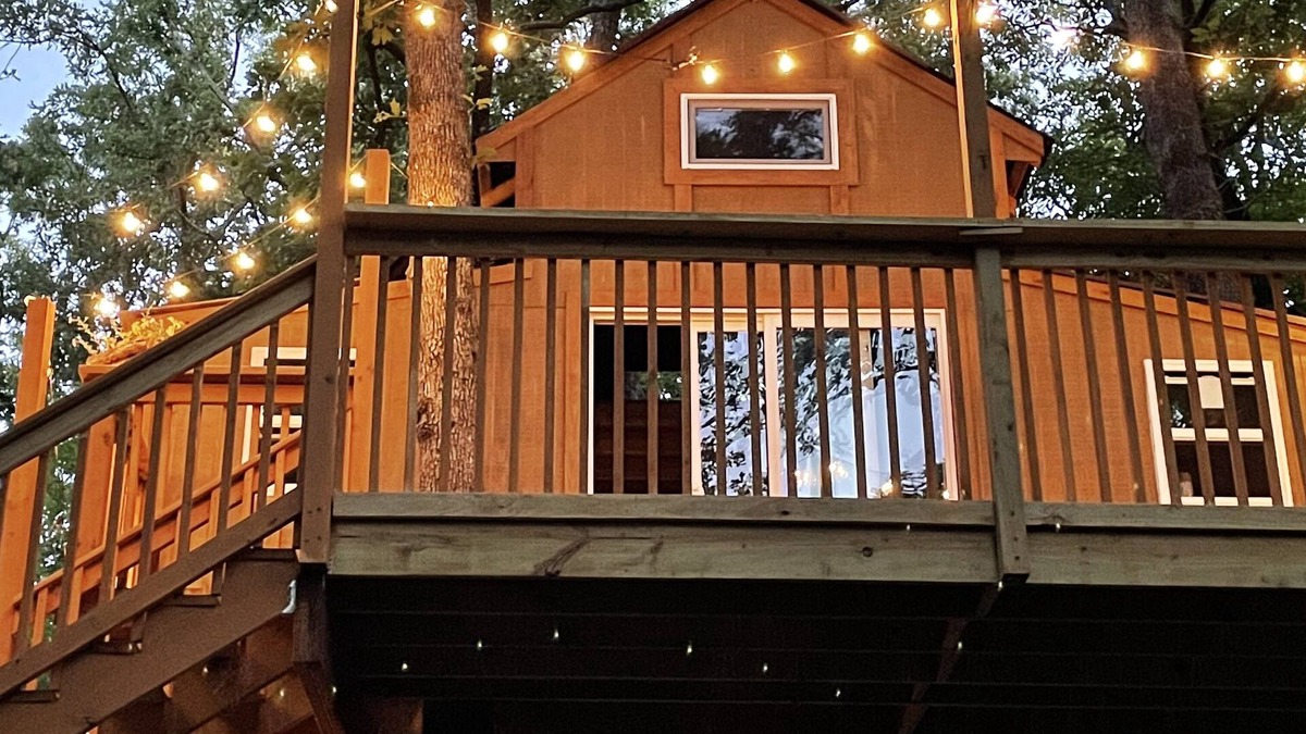 Florence House | Eagle Crest Treehouse with lake view.