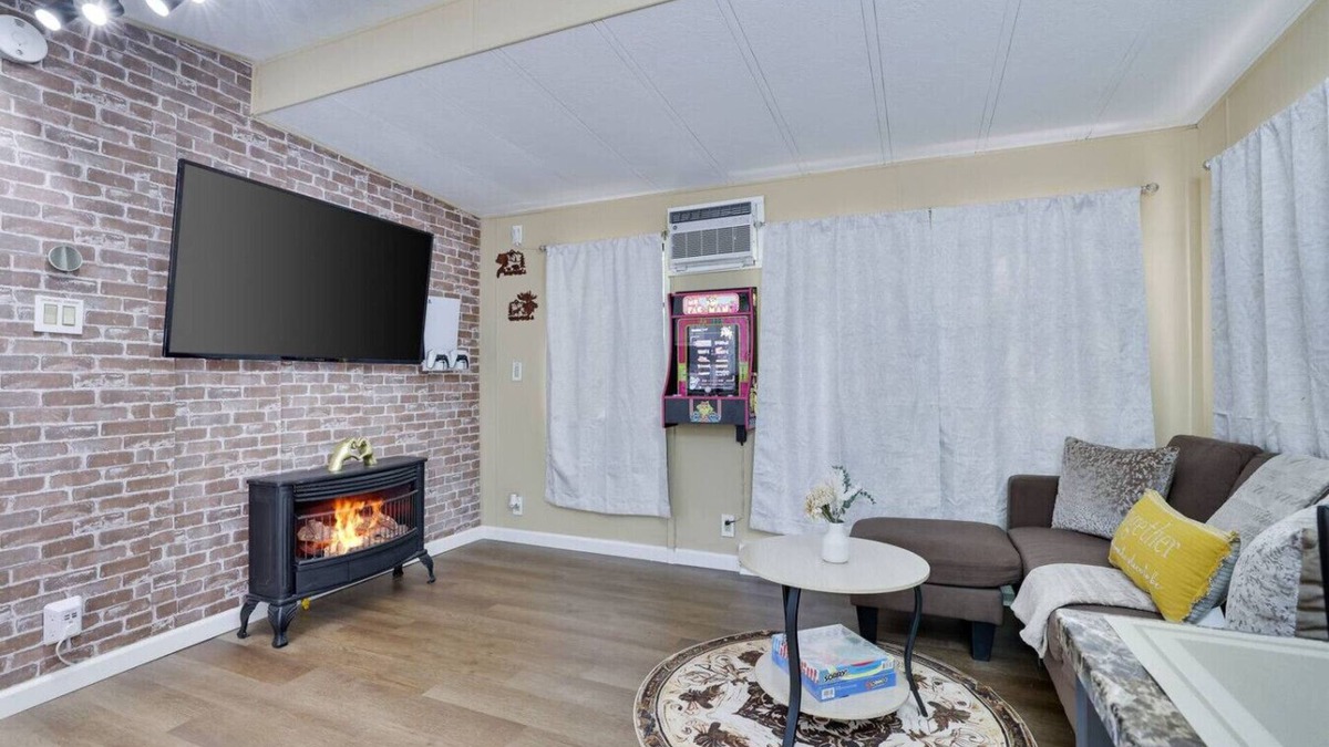 Gouldsboro Cabin | Eagle Lake Cozy 2BR Pocono Cabin Near Attractions