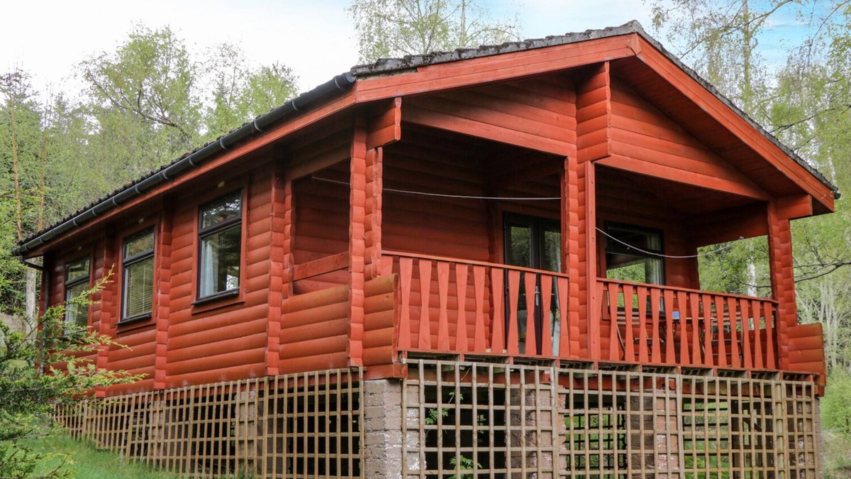 Marybank Cottage | EAGLE LODGE, pet friendly, with a garden in Strathpeffer
