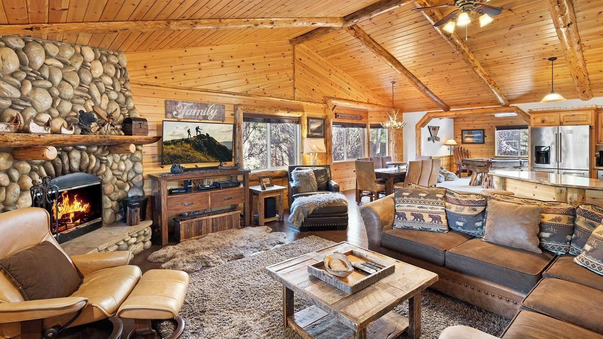 Eagle Mountain Estates Cabin | Eagle Mountain Lodge: 5 Star Luxury Log Cabin! Central AC! Great Location! Pool Table! Propane BBQ! Back Deck!