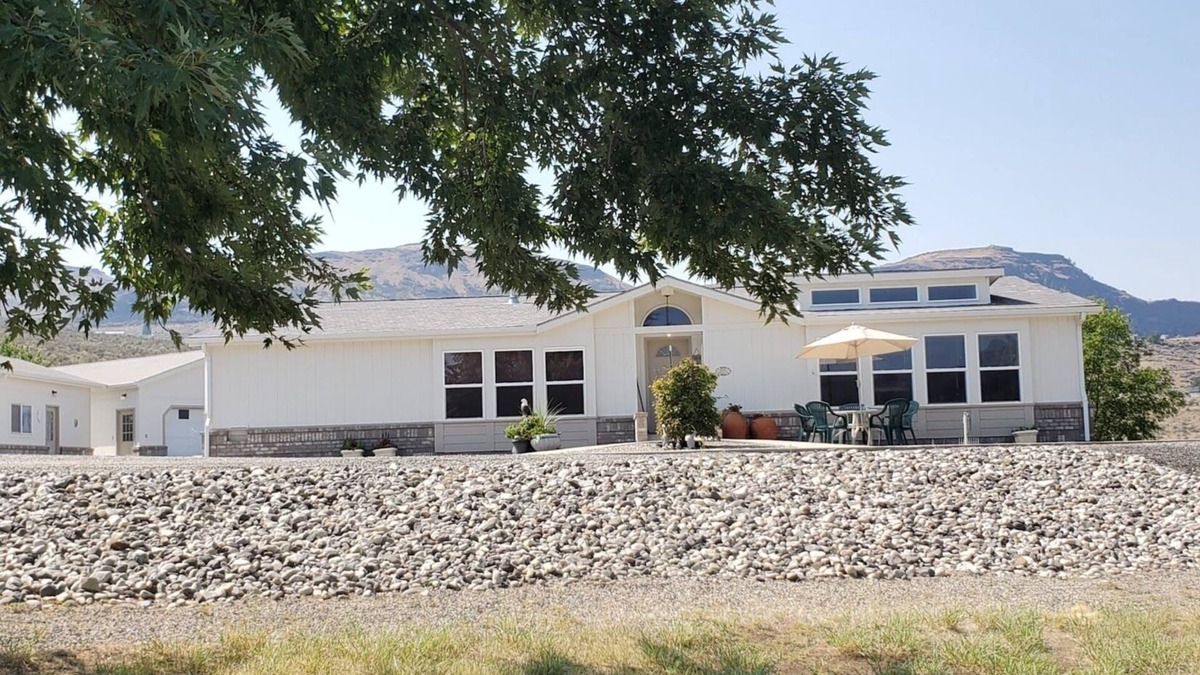 Lincoln County House | Eagle Point on Lake Roosevelt. 5 Minutes to Spring Canyon Park and Boat Launch.