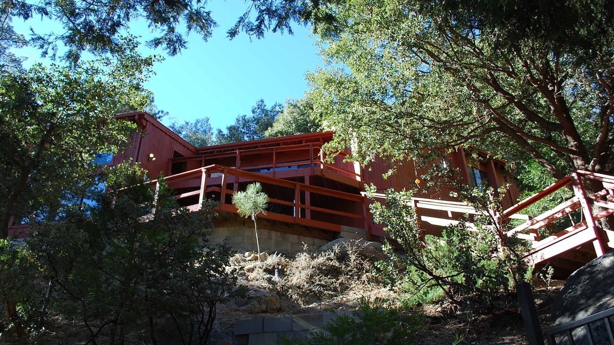 Idyllwild Cabin | Eagle Rest Lodge - Upscale Seclusion with Dramatic Views & EV Charging