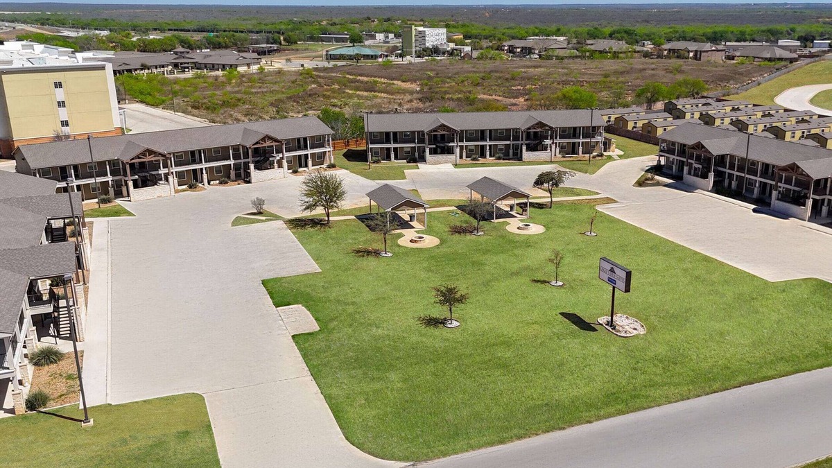 Cotulla Apartment | Eagle's Den Suites Cotulla a Travelodge by Wyndham