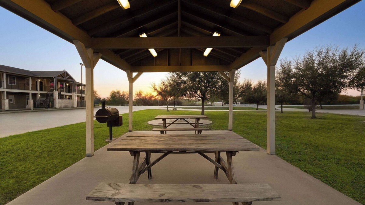 Three Rivers Hotel | Eagle's Den Three Rivers Texas a Travelodge by Wyndham