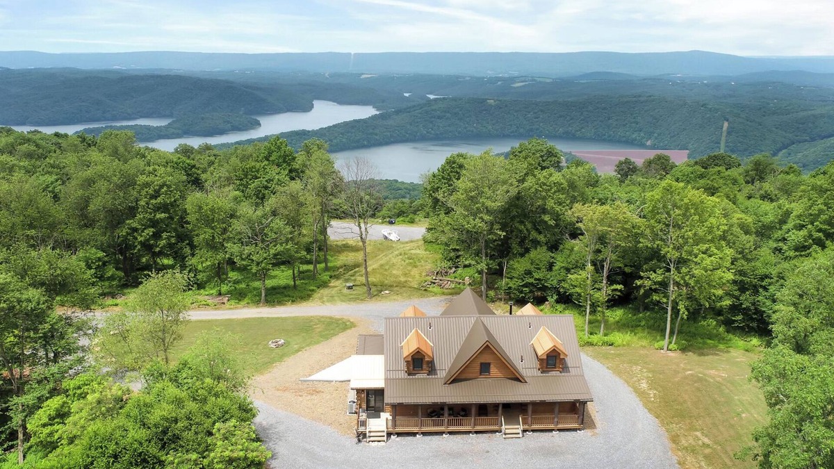 Huntingdon Apartment | Eagle's Escape - Mountain top lodge with spectacular views