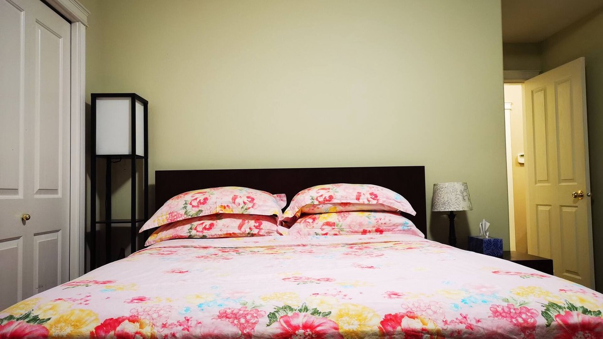 Saanich House | Eagle's House, Room #1