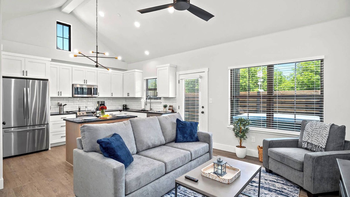 Fredericksburg House | Eagle's Hub 104 - Hot Tub, 5 Min to Main