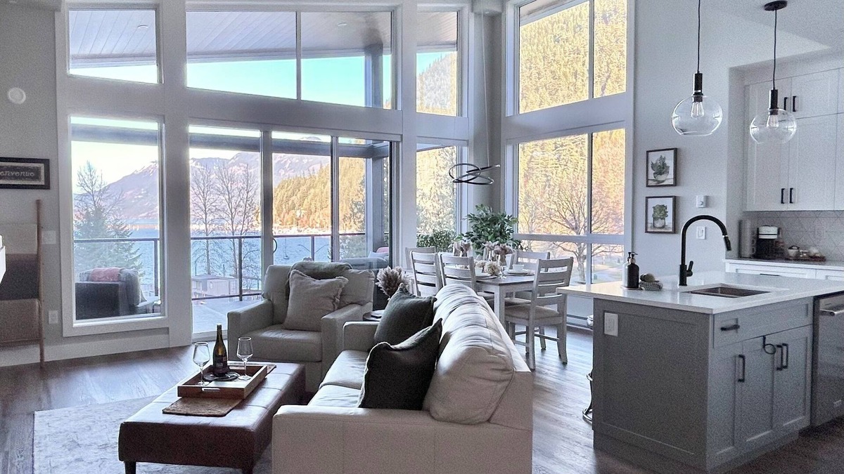 Harrison Hot Springs Condo | Eagle's Nest - Penthouse Condo w/spectacular Harrison Lake & Mountain Views