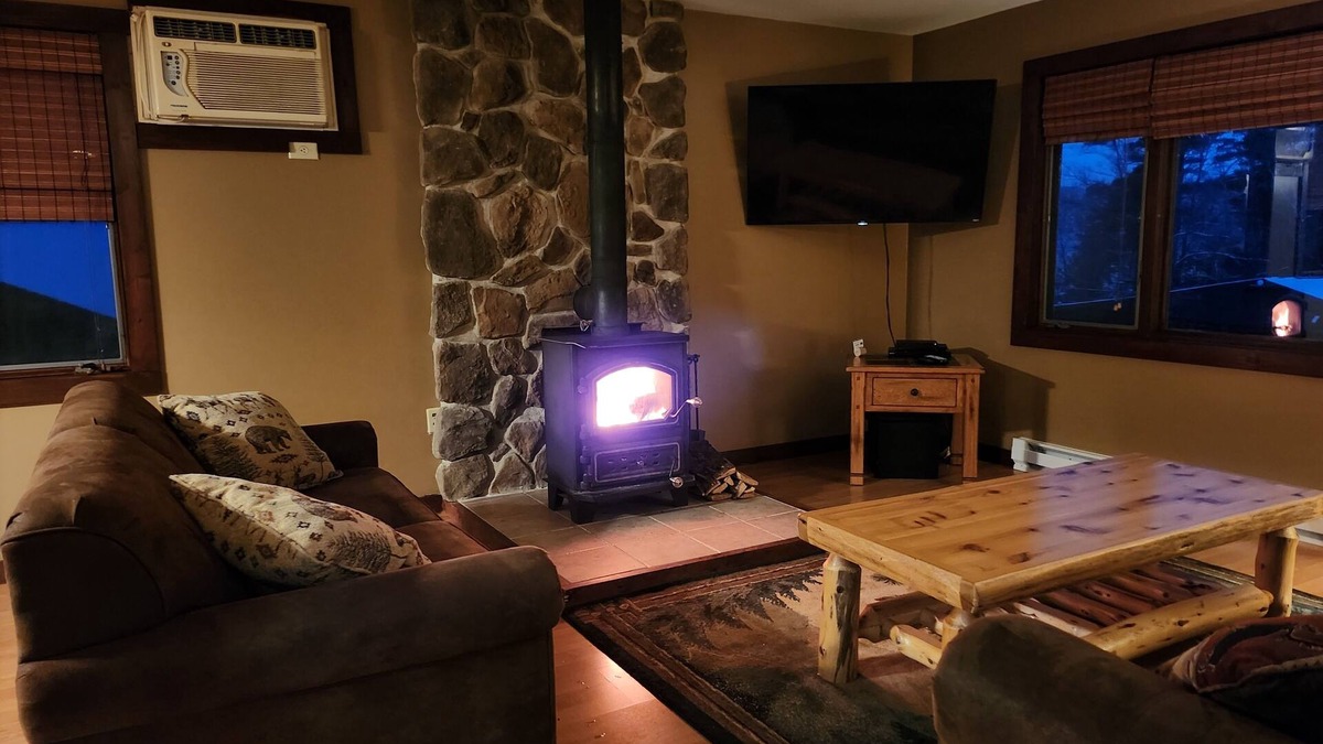 Lake George Cabin | Eagle's Nest at Adirondack Lodge- 3 BR Cabin -8 mins to Lake George Village!