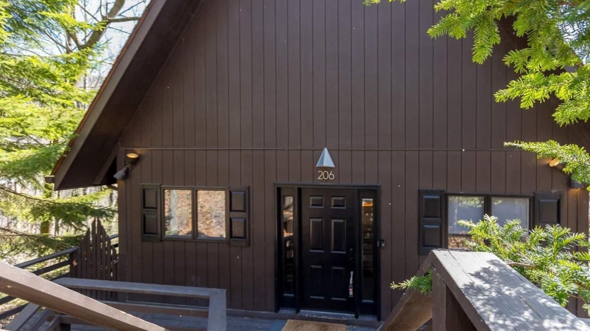 Massanutten Cabin | Eagle's Nest Captain’s Cabin Mountain Retreat with WiFi, AC in McGaheysville
