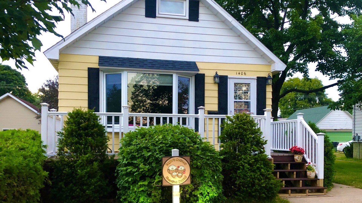 Gladstone Cottage | "Eagle's Retreat" Vacation Cottage With Gorgeous Park And Lake Views
