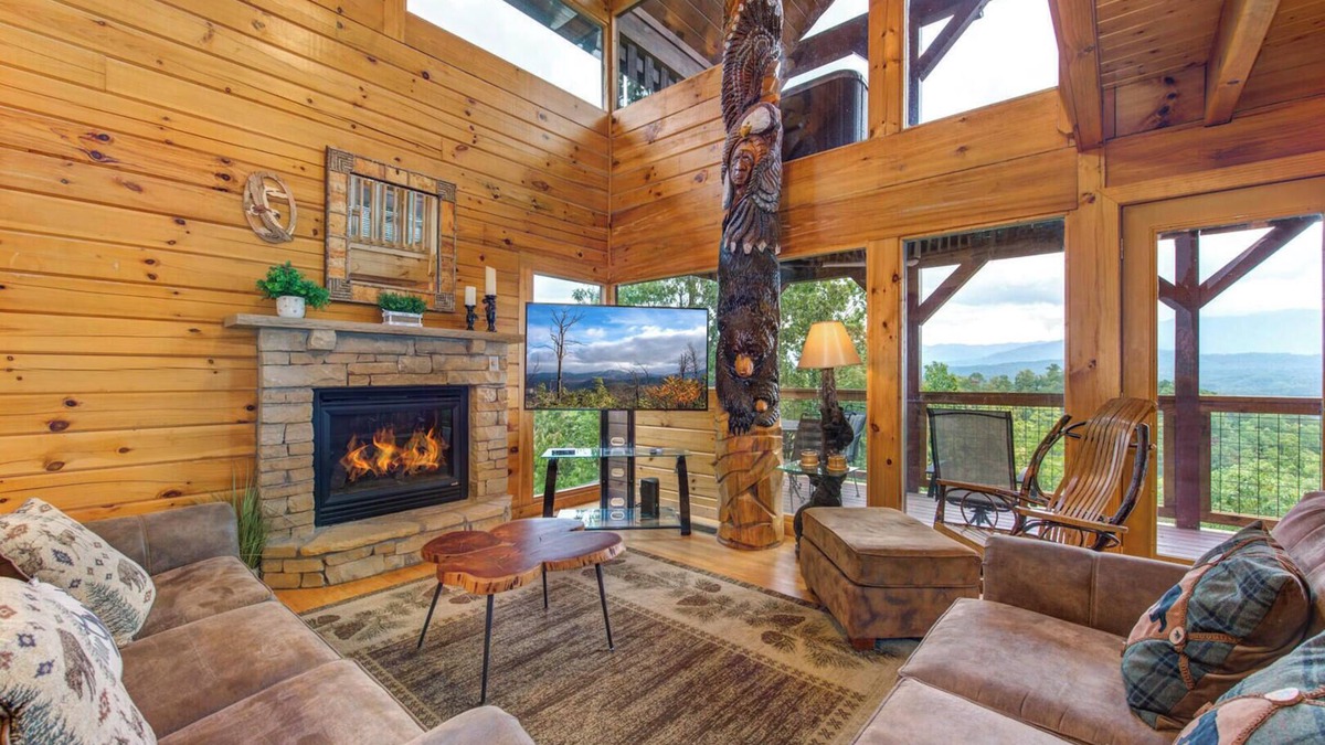 Gatlinburg - Pigeon Forge Resort | Eagle's View Lodge is a luxurious 4 bedroom cabin located in Starr Crest Resort
