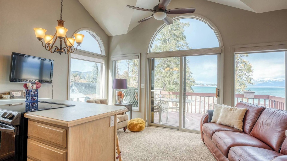 Lakeside Bed & Breakfast | Eagle View Apartment - Cozy Lakeside Retreat