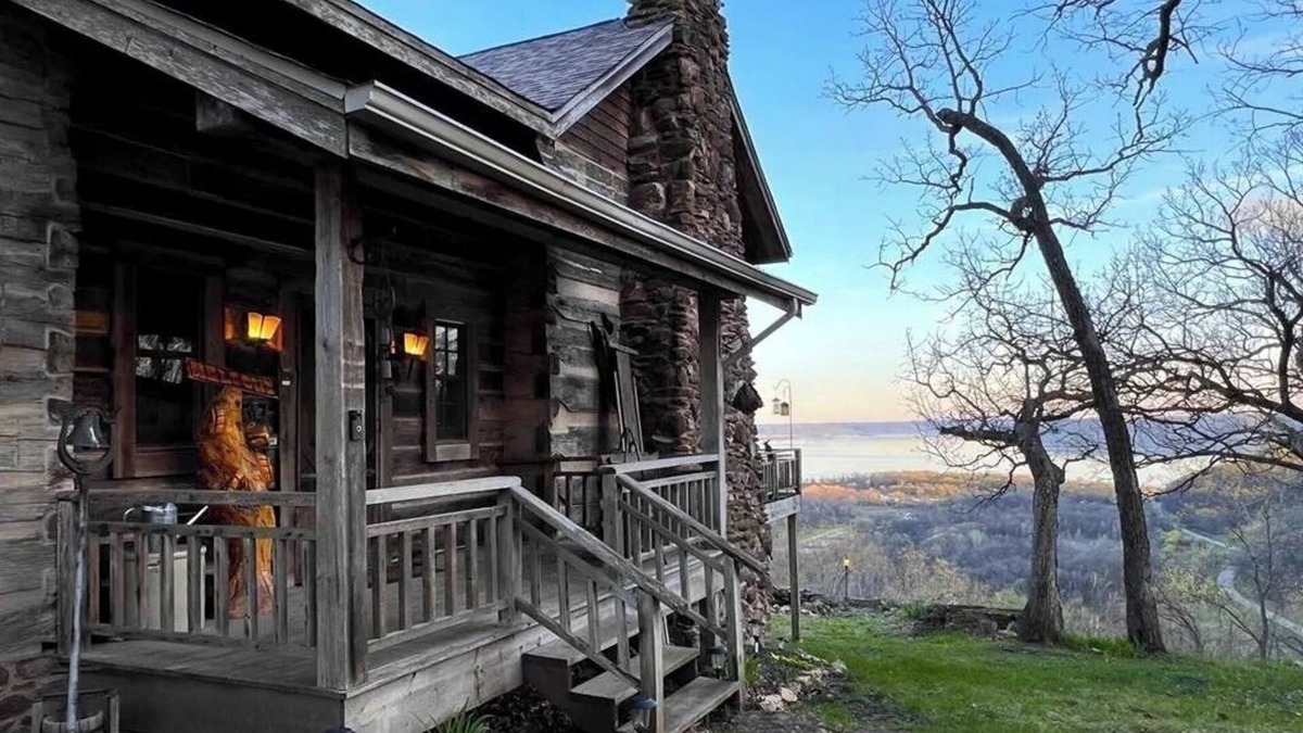 Ferryville Cabin | Eagle View Lodge - 1850's Driftless Log Cabin w/Hot Tub