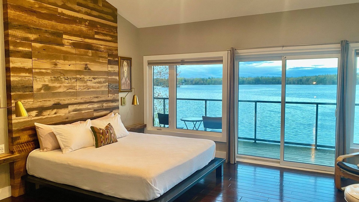 Severn House | Eagles and Sunrises on Sparrow Lake with your Extended Family Anytime of Year!
