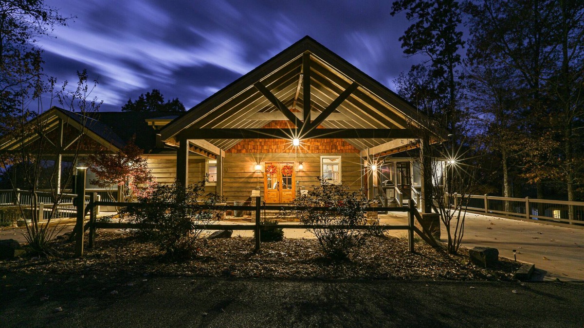 Mineral Bluff Cabin | EAGLES CREST - Long Range Layered Mountain Views in peaceful neighborhood!