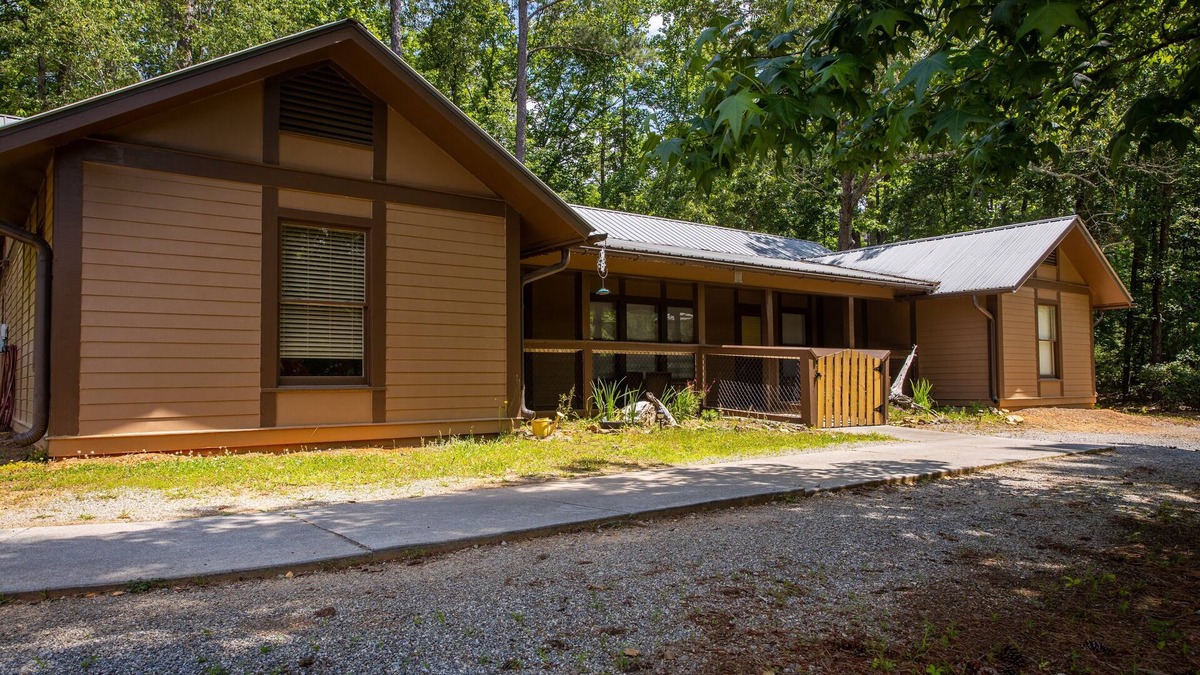 Woodstock House | Eagles nest cabin -Comfortable, Homey Cabin Sleeps 14 on Lake Allatoona