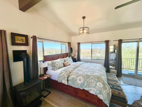 Prescott Apartment | Eagles Nest Casita Luxury king memory foam bed feather pillows & duvet Amazing views, private balcony, Great location & Dog friendly