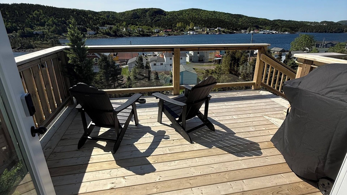 Brighton Apartment | Eagle’s Nest Luxury Vacation Rental with Hot Tub in Brighton, NL.