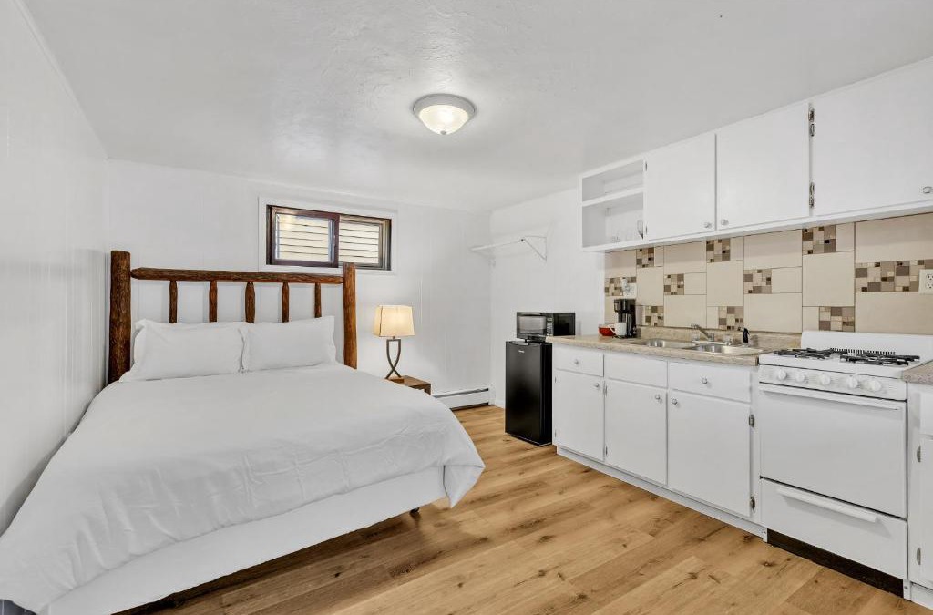 Escanaba Hotel | Eagles Nest Motel Unit 3