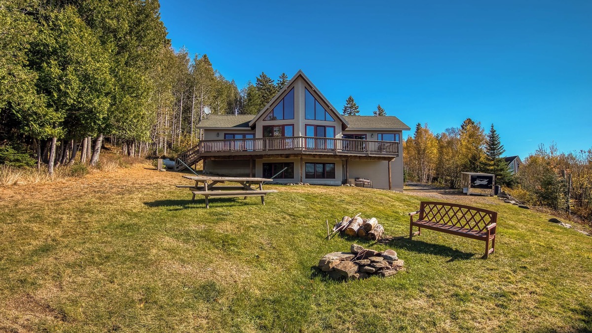 Rangeley Cabin | Eagles Rest - If you are looking for stunning mountain and lake views, this is the cabin for you