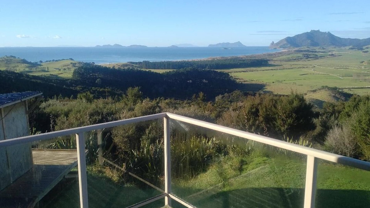 Taiharuru House | Eagles Rest: Unwind, Relax with Nature & Breathtaking Ocean and Mountain Views