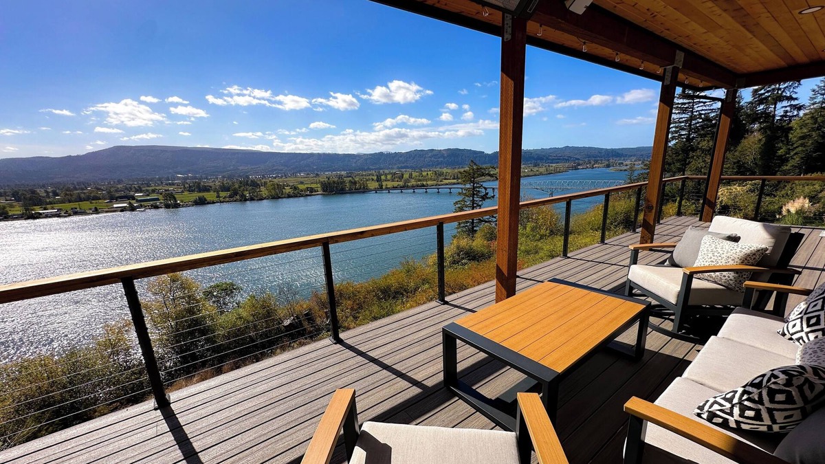 Cathlamet House | Eagles View Waterfront Luxurious Retreat. Stunning Cathlamet Columbia River home