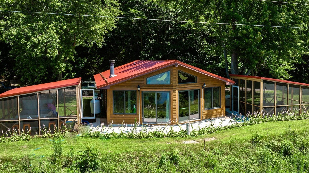Ferryville Cabin | Eagleview Nest cabin. Spectacular Mississippi river view! Year 'round HOT TUB!