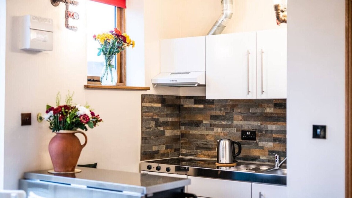 Grafton Regis Cottage | Eakley Stables 1 - Woody: Cosy Countryside Retreat close to Milton Keynes
