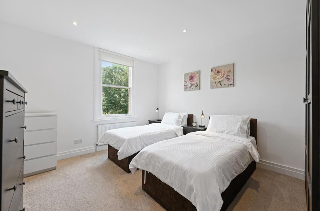 Ealing Common Apartment | Ealing Broadway - Lovely 2-bedroom flat with offstreet parking