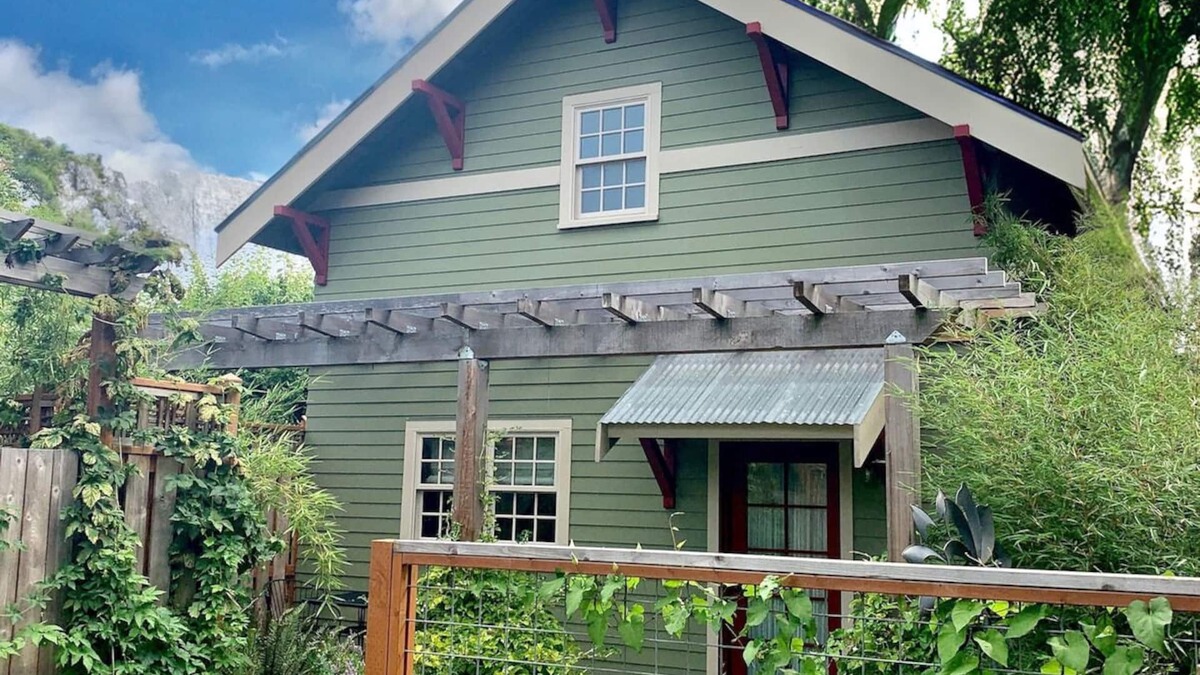 Ballard Cottage | Earl Carriage House: Upscale & Private Guest House
