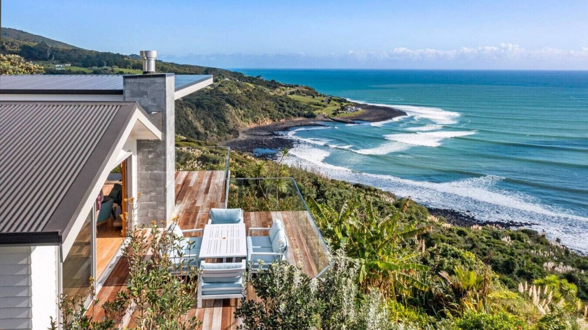 Raglan House | EARLES LOOKOUT POINT - Manu Bay