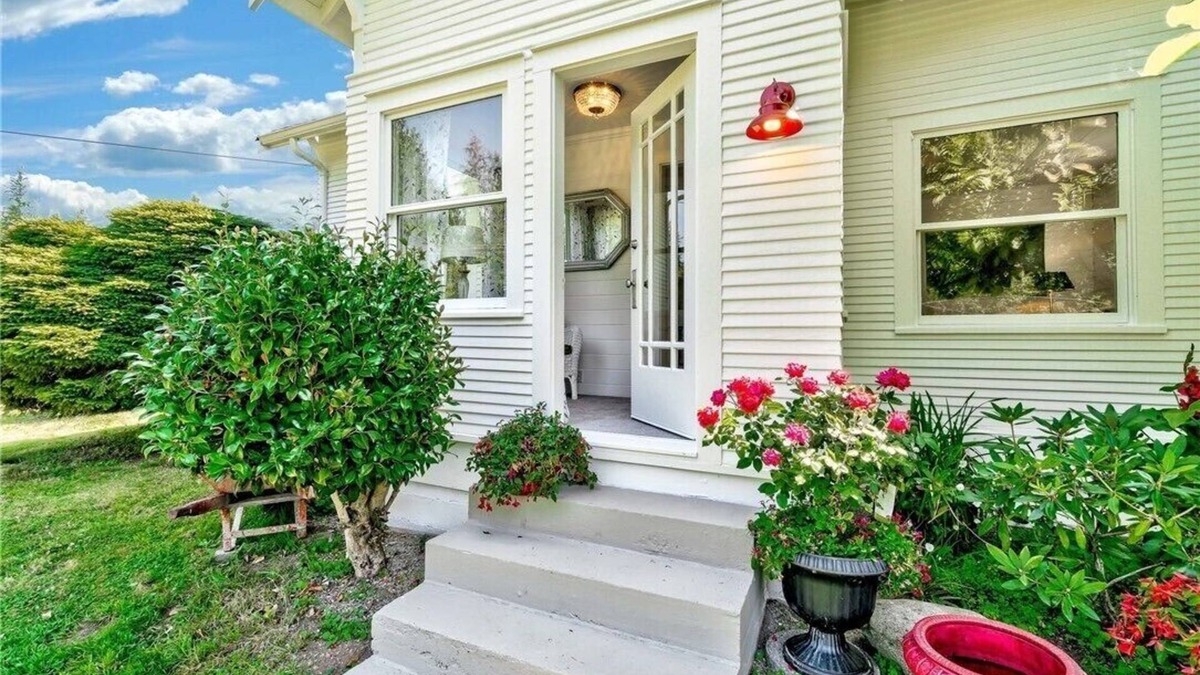 Snohomish House | Early 1900s Countryside Farm Stay