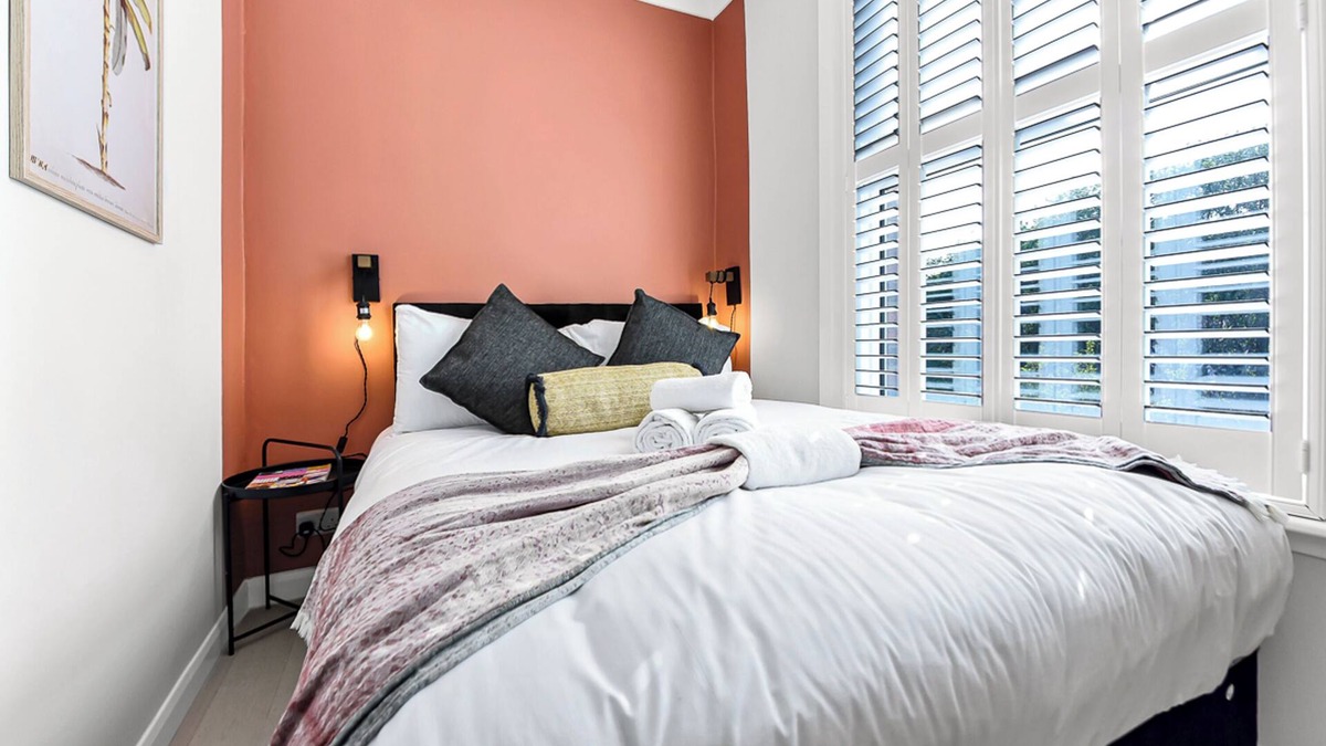 Harringay Apartment | Earth Tones & Greenery: 4BR Flat Sleeps 8