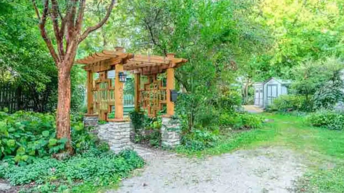 Glen Ellyn House | Earthy Hobbit Home w/Privacy & Serenity - Near Wheaton College & Downtown
