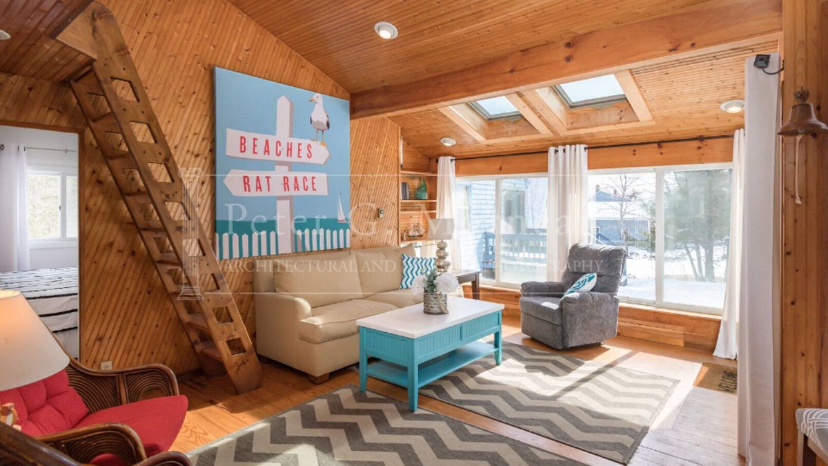 York Beach Cottage | Easily sleeps 8 guests, 5 minute walk to beach