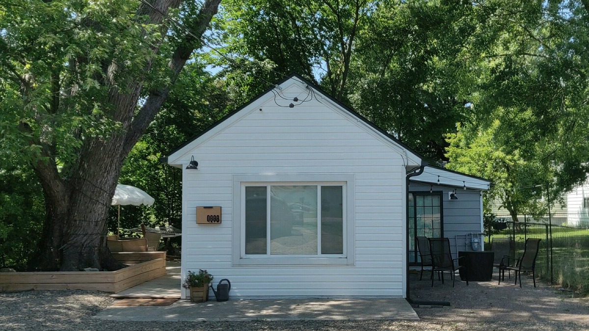 Erie House | East 38th Escape ~ 10 minute drive to the lake