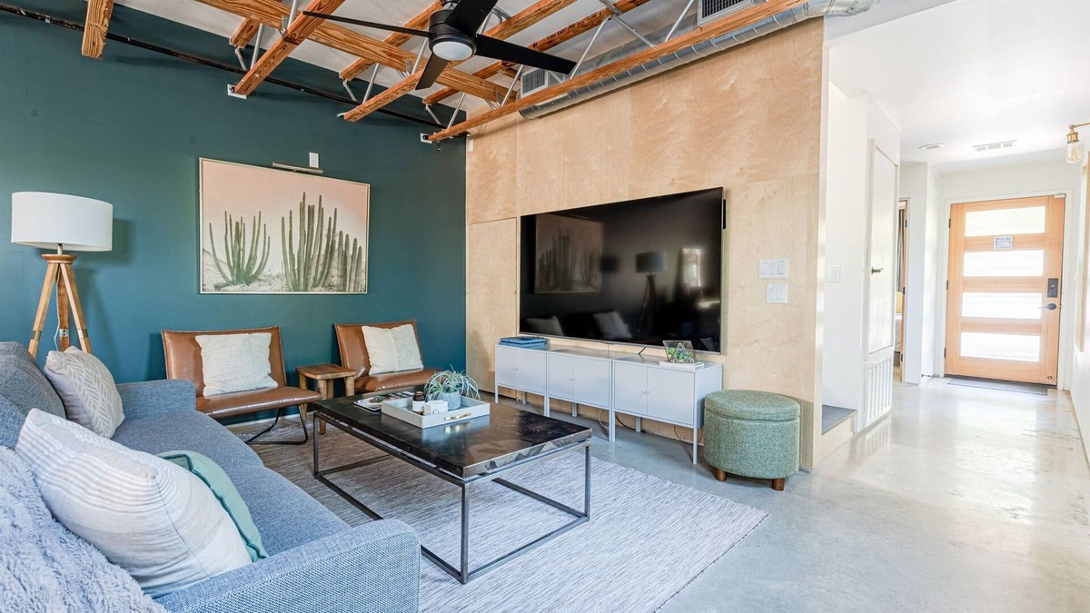 East Cesar Chavez House | East Austin Oasis: Modern Main House + Backyard Loft w/Kitchenette, Fenced Yard