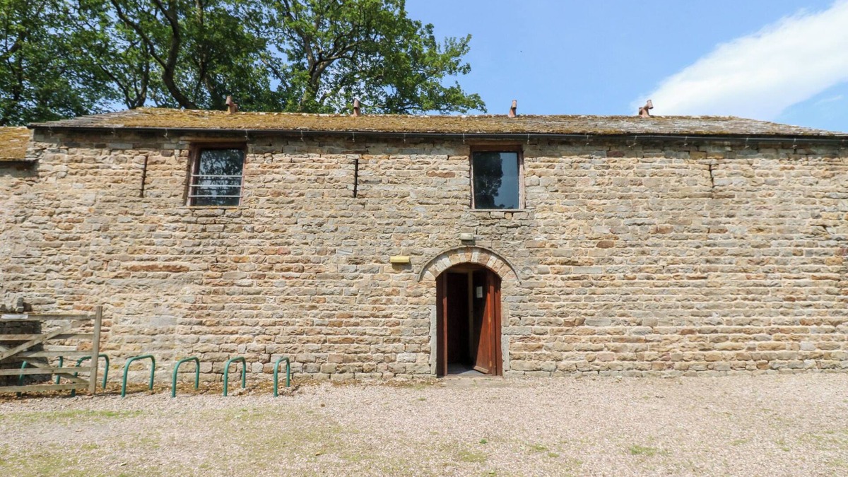 Fremington Cottage | EAST BARN BUNKHOUSE, pet friendly, with a garden in Reeth