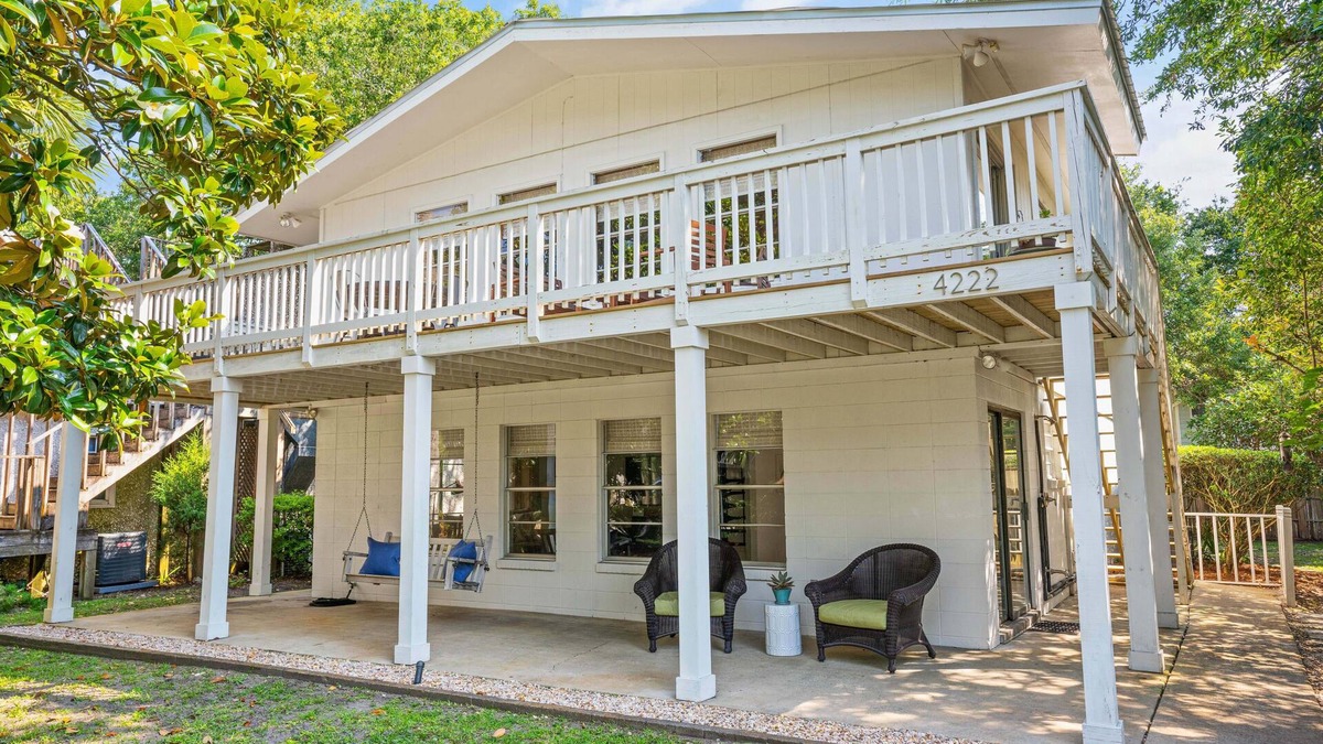 East Beach House | East Beach Cottage with EZ beach access, sleeps 10