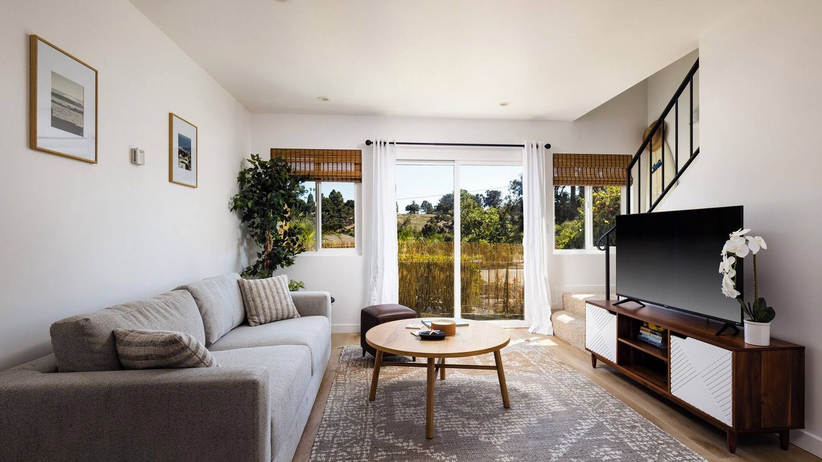 East Beach Apartment | East Beach Getaway!