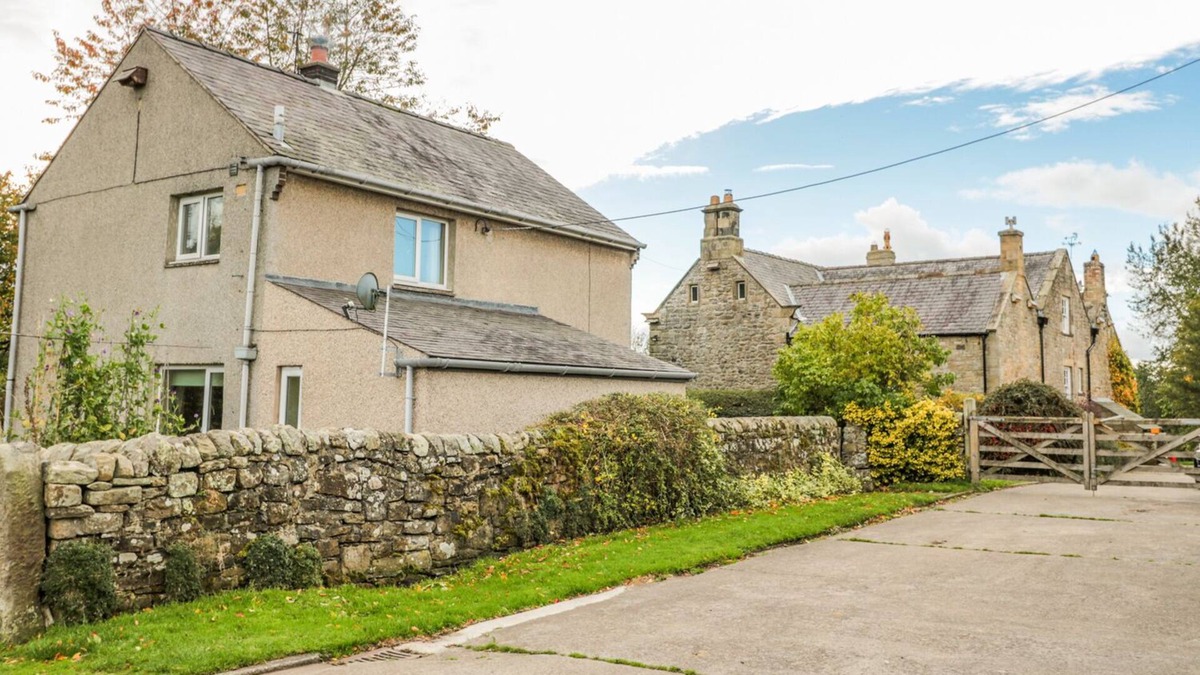 Haydon Bridge Cottage | EAST COTTAGE, pet friendly, with open fire in Haydon Bridge