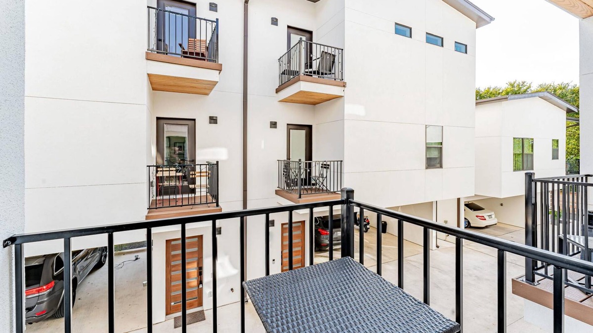 Blackshear-Prospect Hill Apartment | East Downtown 3BR Condo w Fast Wifi and Sleeps 8