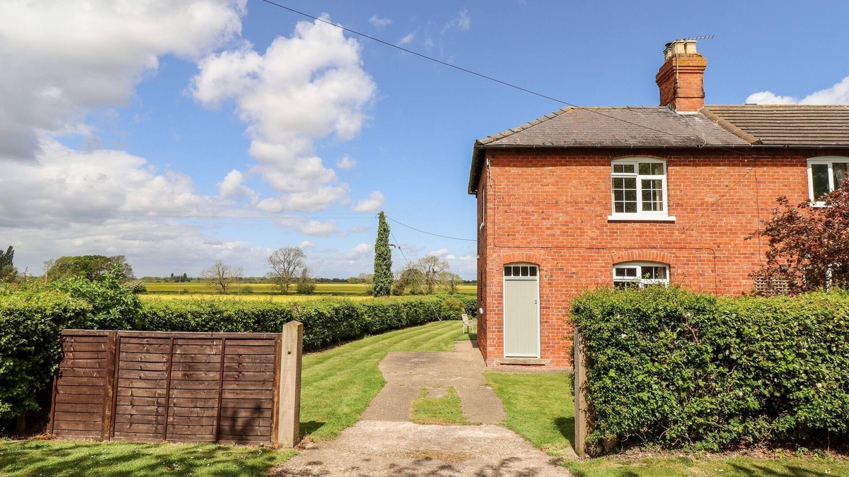 Holton Le Clay Cottage | EAST FARM COTTAGE, family friendly, with open fire in Market Rasen