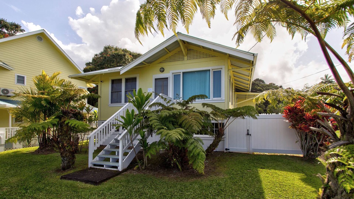 Hakalau House | East Hawaii - Ocean, Mountains & Waterfalls