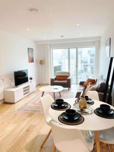 Canning Town Apartment | East London 2-Bed Apt Sleeps 4 7 min walk to Tube