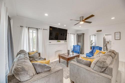 East Los Angeles Apartment | East Los Angeles Retreat about 2 Mi to Citadel Outlets
